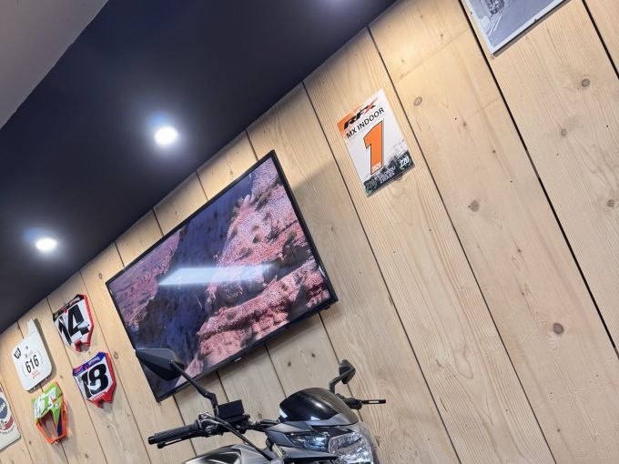 SUZUKI GSR 750 4