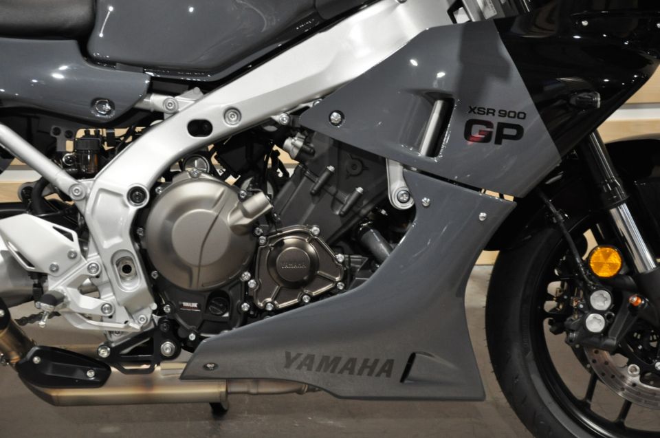 YAMAHA XSR 900 GP 4