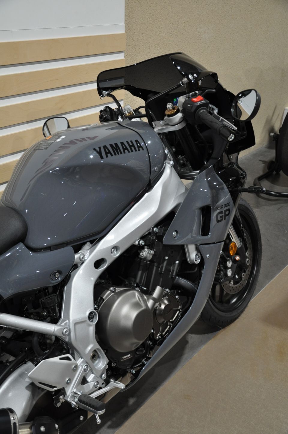 YAMAHA XSR 900 GP 4