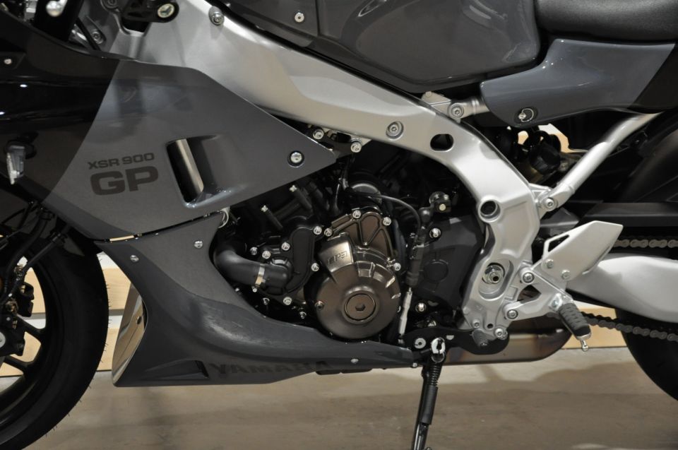 YAMAHA XSR 900 GP 4