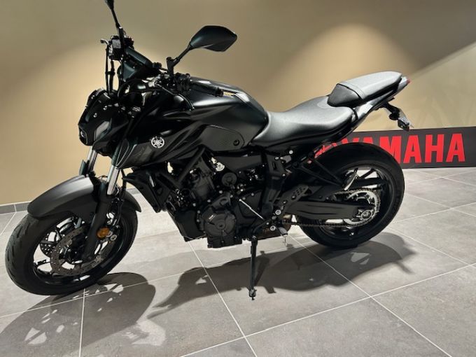 YAMAHA MT-07 4