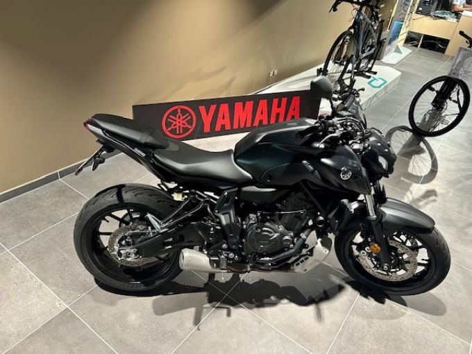 YAMAHA MT-07 4