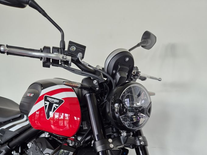 TRIUMPH TRIDENT 660 4