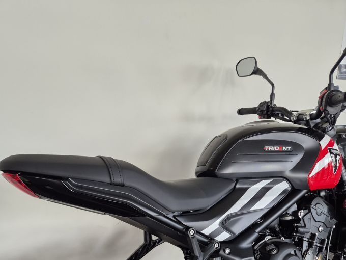 TRIUMPH TRIDENT 660 4