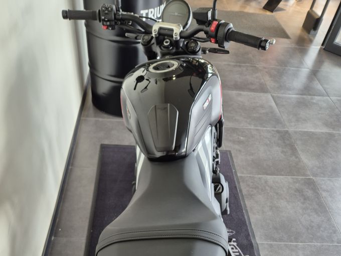 TRIUMPH TRIDENT 660 4