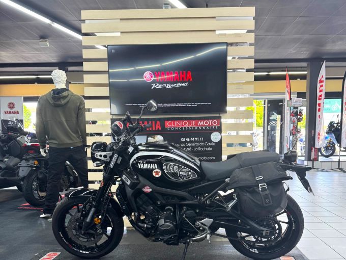 YAMAHA XSR 900 ABS 4