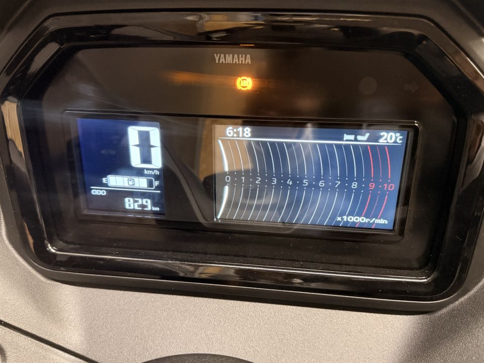 YAMAHA XMAX 300 TECH MAX + 4