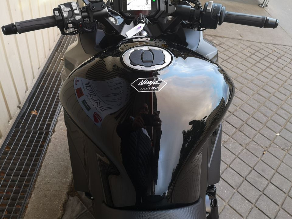 KAWASAKI NINJA 1100 SX SE 4