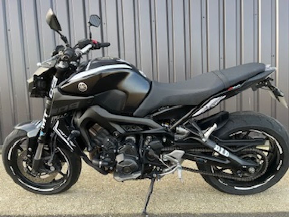 YAMAHA MT-09 4