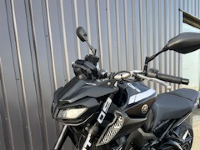 YAMAHA MT-09 4