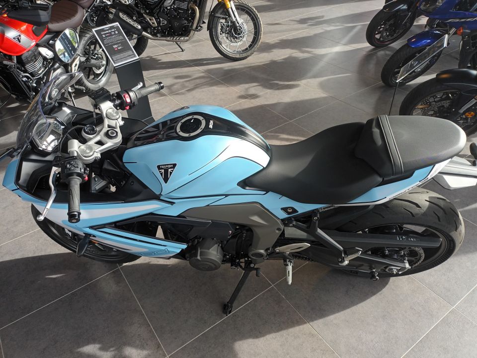 TRIUMPH 	DAYTONA 660 4