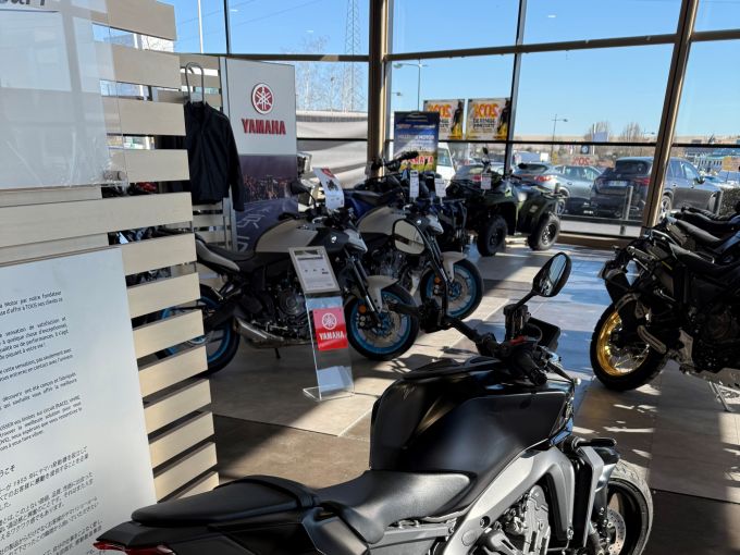 YAMAHA MT-09 Y-AMT 4