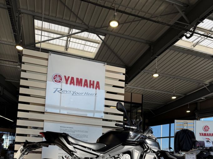YAMAHA MT-09 Y-AMT 4
