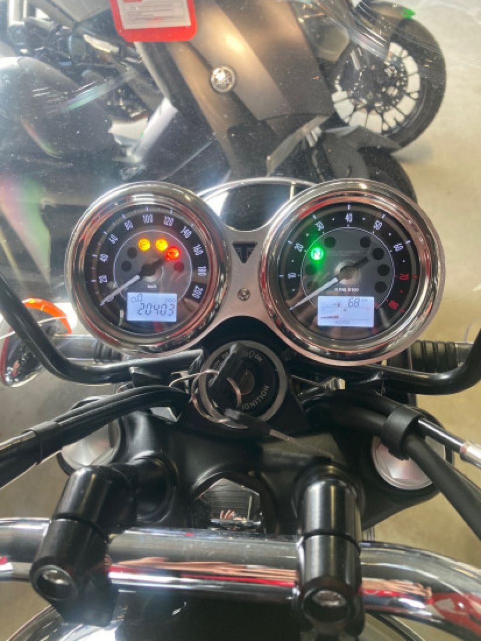 TRIUMPH BONNEVILLE T120 BLACK 1200 4