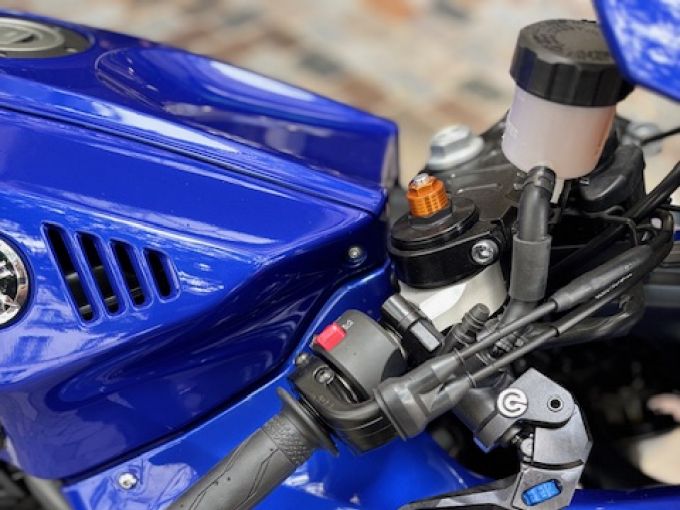 YAMAHA YZF-R7 4