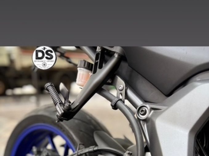 YAMAHA YZF-R7 4