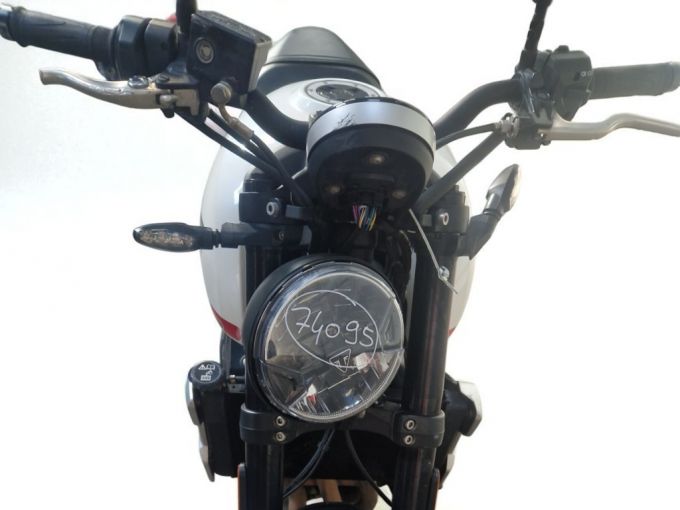 TRIUMPH TRIDENT 660 4
