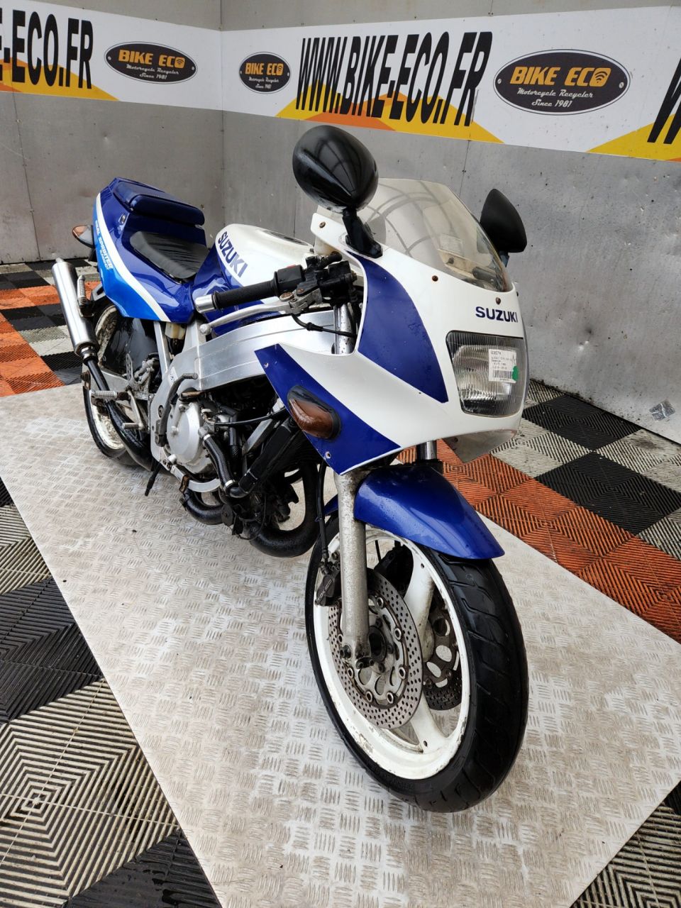 SUZUKI RGV 4