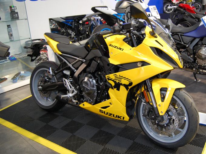 SUZUKI GSX8R 4