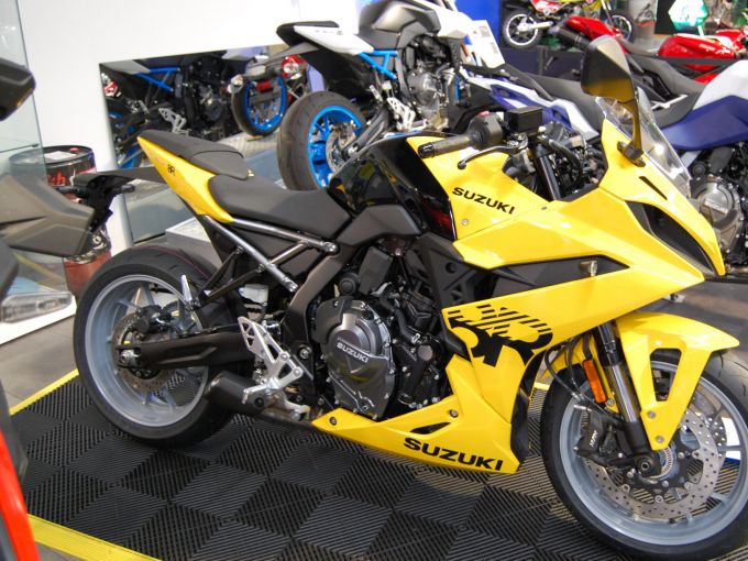 SUZUKI GSX8R 4