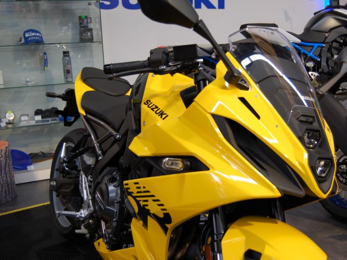 SUZUKI GSX8R 4