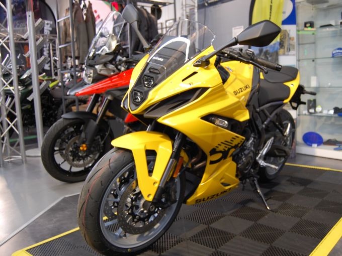 SUZUKI GSX8R 4
