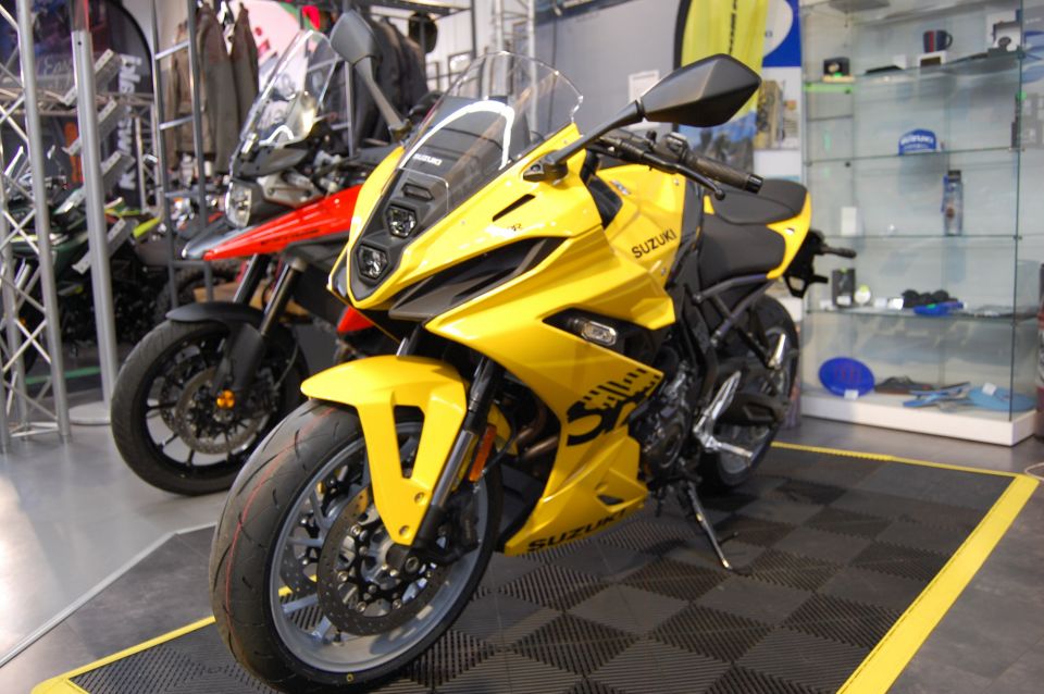 SUZUKI GSX8R 4