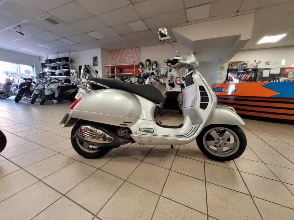 VESPA GTS 125IE SUPER 4