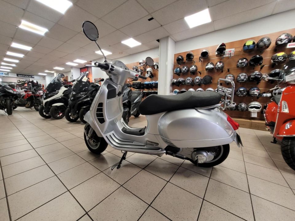 VESPA GTS 125IE SUPER 4