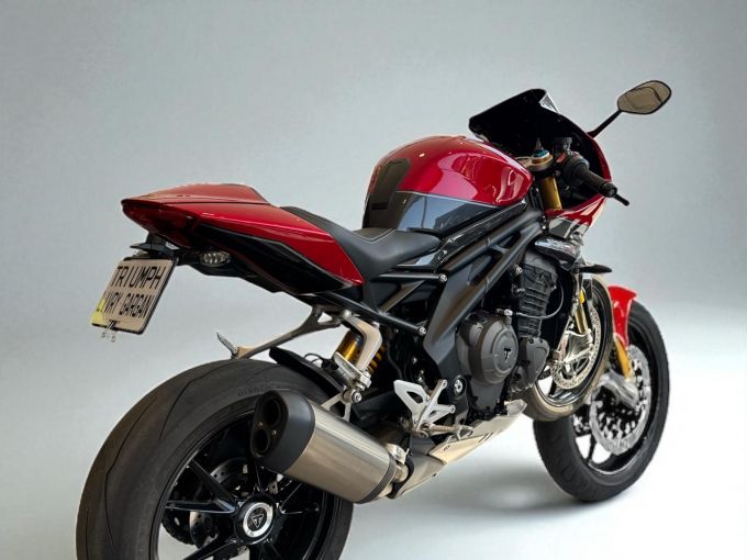 TRIUMPH SPEED TRIPLE 1200 RR 4