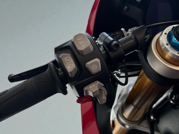 TRIUMPH SPEED TRIPLE 1200 RR 4