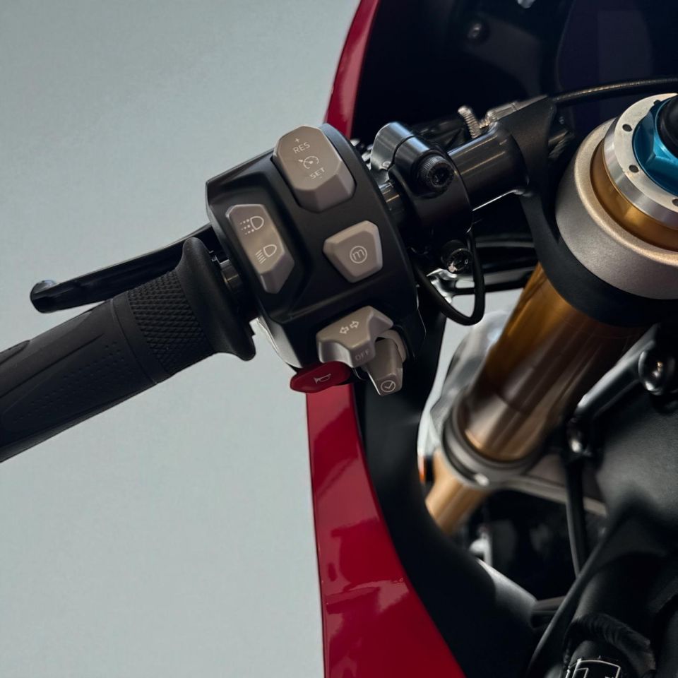 TRIUMPH SPEED TRIPLE 1200 RR 4