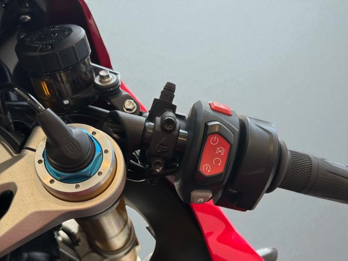 TRIUMPH SPEED TRIPLE 1200 RR 4