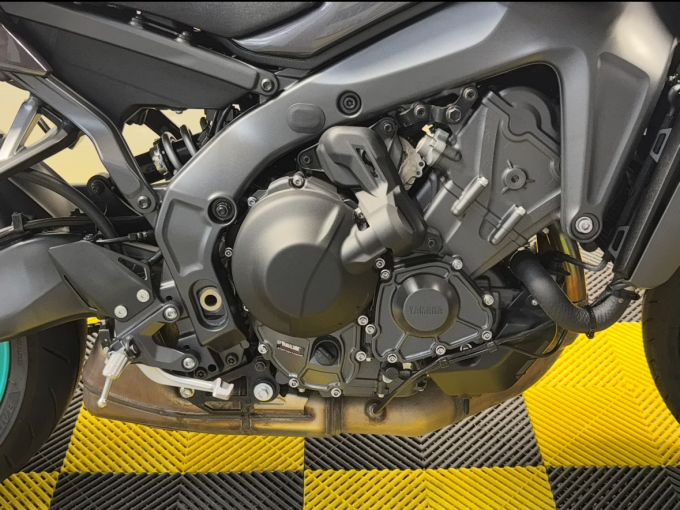 YAMAHA MT-09 4