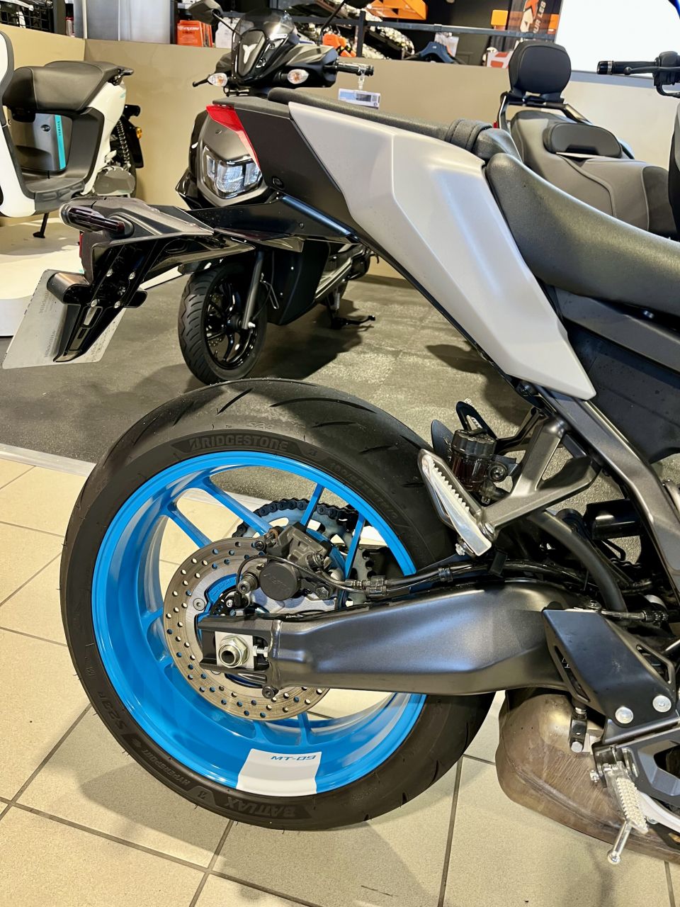 YAMAHA MT-09 4