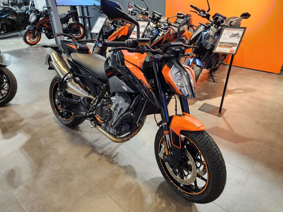 KTM 890 DUKE 4