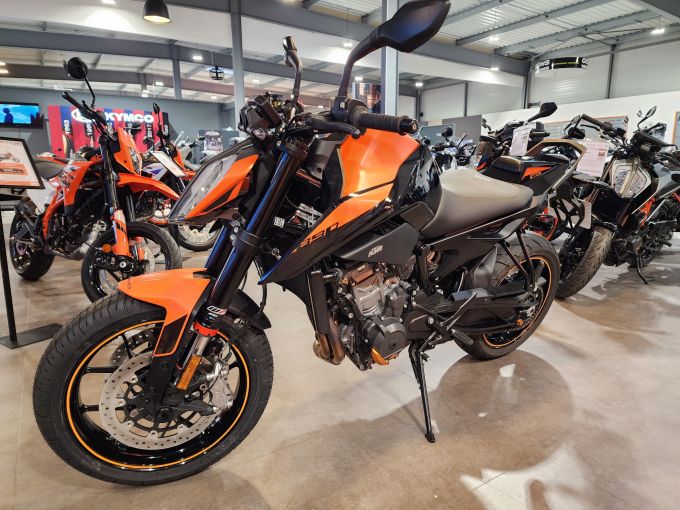 KTM 890 DUKE 4