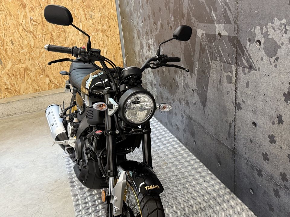 YAMAHA XSR 125 Legacy 4