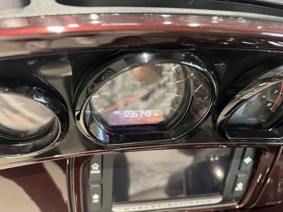 HARLEY-DAVIDSON TOURING ELECTRA GLIDE 1923 ULTRA CVO 4