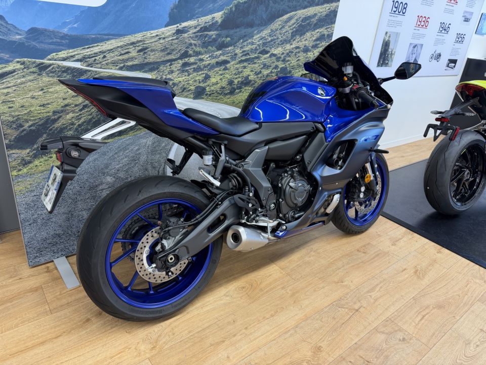 YAMAHA YZF-R7 4