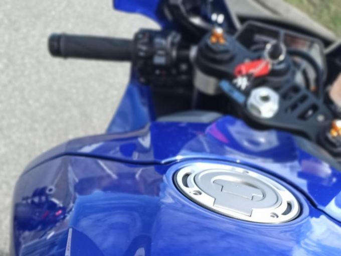 YAMAHA YZF 1000 R1 4