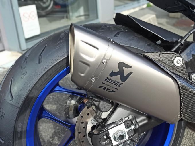 YAMAHA YZF 1000 R1 4