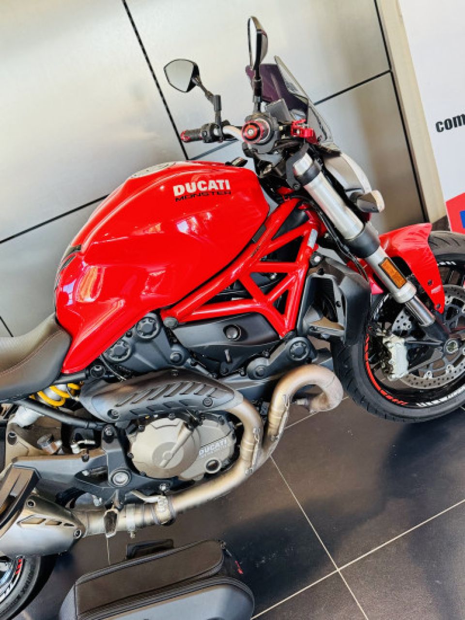 DUCATI MONSTER 821 4