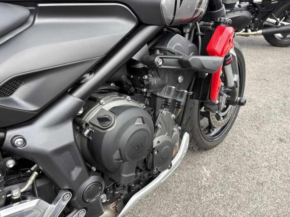 TRIUMPH TRIDENT 660 4