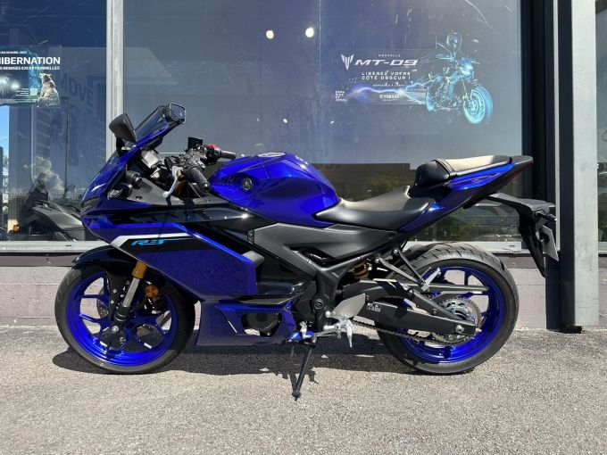 YAMAHA YZF-R3 4