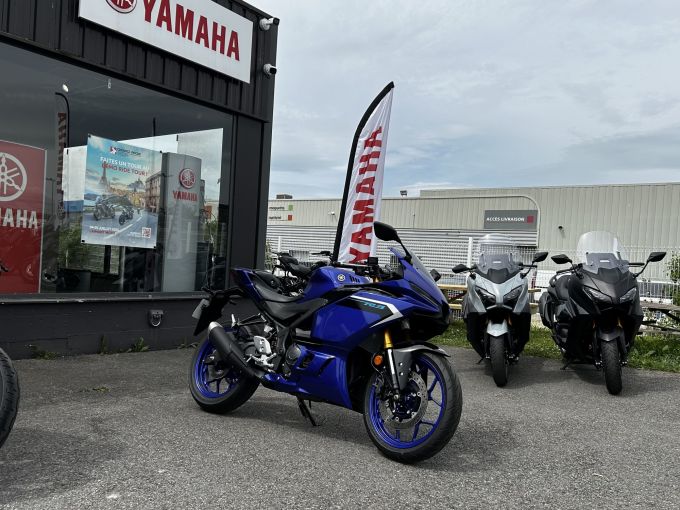 YAMAHA YZF-R3 4