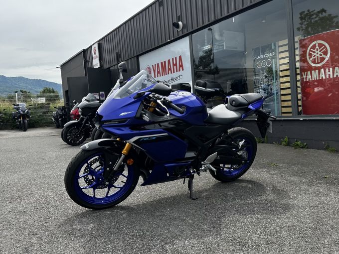 YAMAHA YZF-R3 4