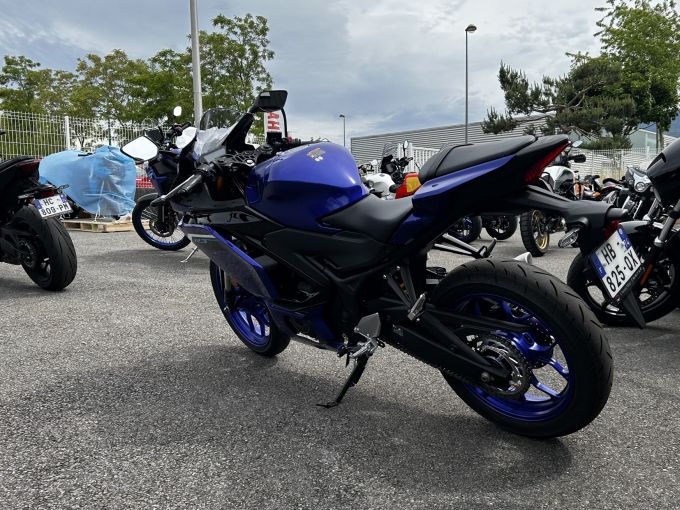 YAMAHA YZF-R3 4