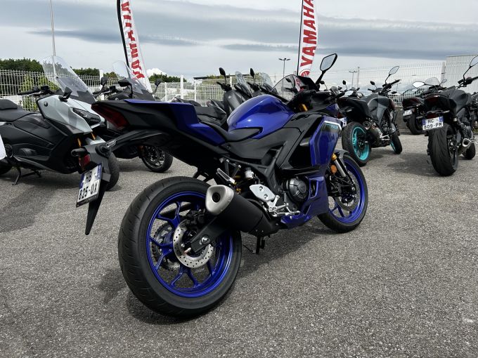 YAMAHA YZF-R3 4