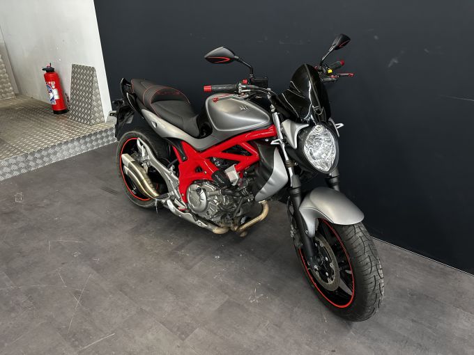 SUZUKI GLADIUS 650 4